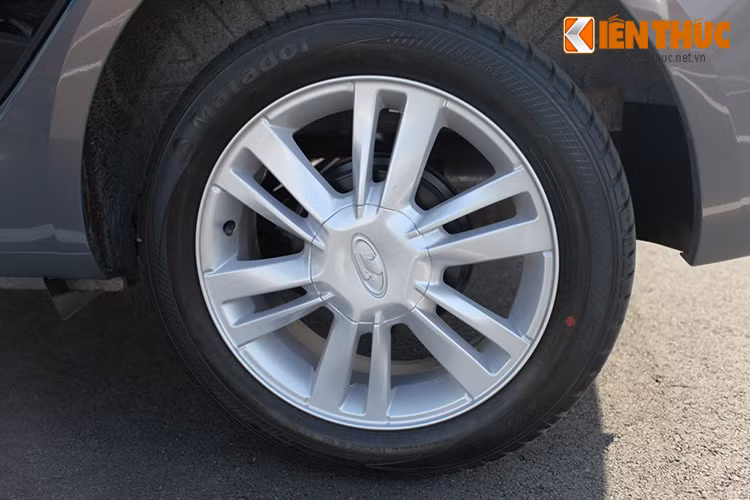 Lada Vesta được trang bị bộ mâm 6 chấu kép bằng hợp kim nhôm, xe sử dụng bộ lốp mang thương hiệu Matador với công năng chạy tuyết.