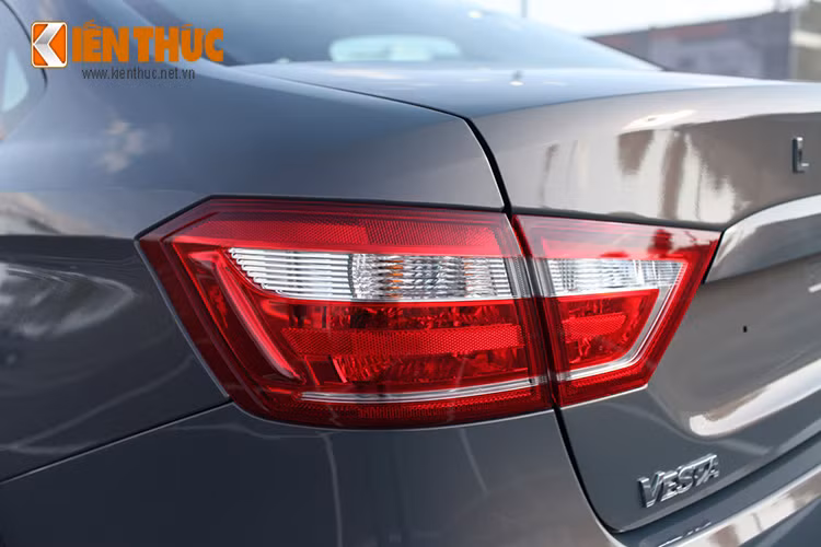 Đèn hậu được thiết kế khá đẹp với các chi tiết được bố trí hợp lý. Đèn xe hình quả trám ăn liền vào phần cốp sau, kéo dài.