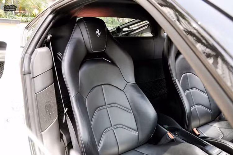 Ferrari 488 GTB được trang bị hệ thống giải trí mới Digital Audio Broadcasting (DAB) kết hợp cùng ứng dụng Apple CarPlay, hệ thống âm thanh cao cấp của JBL-Harman gồm 12 loa có công suất 1.280 Watt... Logo 488 GTB cùng biểu tượng "ngựa chồm" nổi bật trên tựa đầu ghế ngồi cùng một chi tiết nhấn nhá trên nội thất xe.