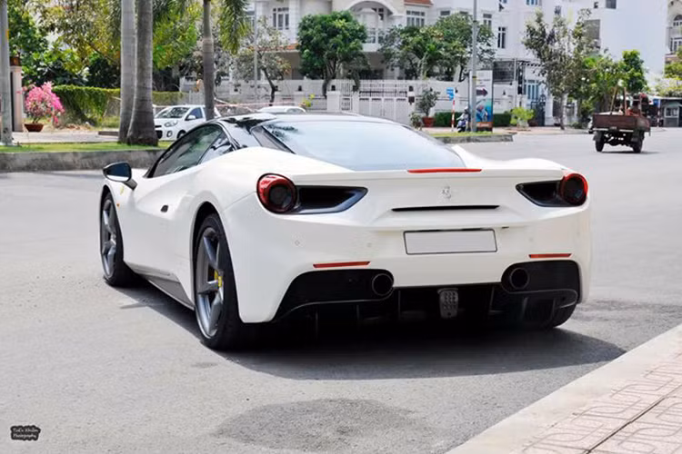 Kết hợp cùng hộp số ly hợp kép 7 tốc độ, "siêu ngựa" Ferrari 488 GTB chỉ mất khoảng thời gian 3 giây để tăng tốc từ 0-100 km/h trước khi đạt vận tốc tối đa 330 km/h. Trang bị tiêu chuẩn theo xe gồm kiểm soát góc trượt ngang thế hệ 2 (Side Slip Control 2), kiểm soát lực kéo F1-Trac và vi sai điều khiển điện tử E-Diff. 