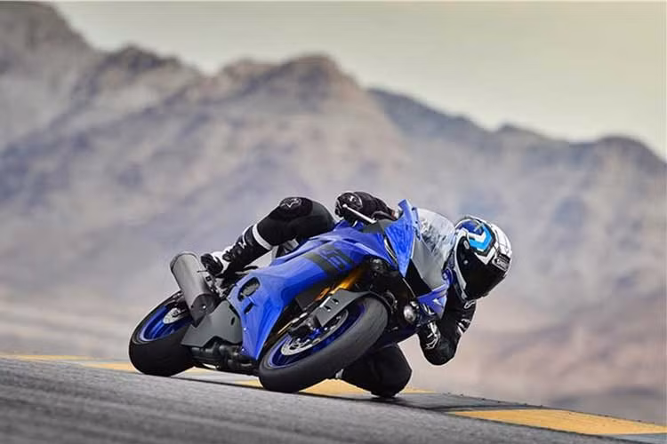 Trên động cơ mới này, hãng xe máy Yamaha cũng đã thực hiện nhiều cải tiến như sử dụng các xú páp bằng titan, nắp quy-lát cùng bưởng máy bằng magie, trang bị hộp số 6 cấp với tỉ số truyền ngắn cùng ly hợp trượt slipper clutch, pô titan, chip điều khiển cổ hút YCC-I và tay ga điện tử điều khiển bằng chip YCC-T.
