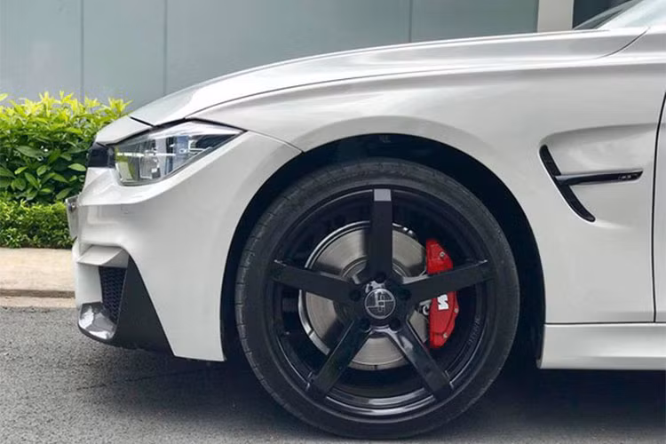 Chiếc xe BMW 330i 2016 trong bài này được thêm bộ mâm 5 chấu cỡ lớn được sơn đen, đuôi cá dạng carbon, bộ bodykit thể thao M3 Performance với 2 ống xả kép Akrapovic chia đều sang 2 bên. Nhìn chung chiếc xe này được độ lại nhẹ nhàng phần ngoại hình trở nên phong cách và khác biệt với những chiếc 3-Series khác trên đường.