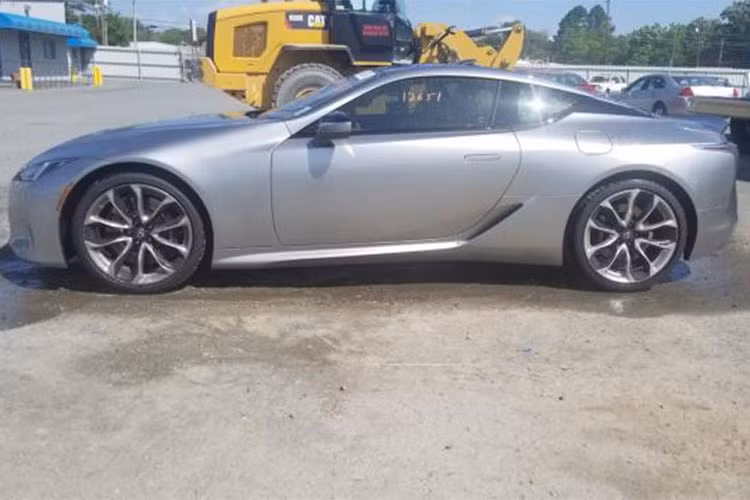 Xuất hiện lần đầu tại triển lãm Geneva 2012 dưới dạng concept LF-LC, mẫu coupe hạng sang Lexus LC500 được xem là đối thủ cạnh tranh của Mercedes S-Class Coupe. Xe được trang bị khối động cơ V8 5.0 nạp khí tự nhiên 467 mã lực quen thuộc, đã từng xuất hiện trên các dòng xe thể thao IS-F, RC-F hay GS-F.