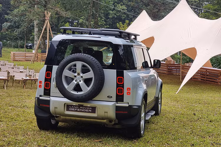Defender 130 First Edition P400 3.0 lít 6 xy-lanh, MHEV, công suất cực đại 400PS tại 5.500-6.500 vòng/phút, mô-men xoắn cực đại 550Nm tại 2.000-5.000 vòng/phút, giá bán dự kiến từ 7,179 tỷ đồng. Defender 130 X P400 3.0 lít 6 xy-lanh, MHEV, công suất cực đại 400PS tại 5.500- 6.500 vòng/phút, mô-men xoắn cực đại 550Nm tại 2.000-5.000 vòng/phút, giá bán dự kiến từ 7,909 tỷ đồng.