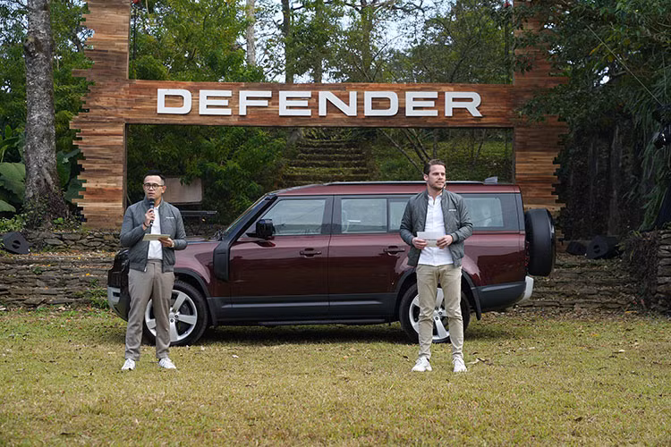 Giống như Defender 90 và 110, biến thể thân xe SUV Land Rover Defender 130 mới có chiều dài lớn nhất trong danh mục và thừa hưởng tên gọi từ gia đình Defender nguyên bản. Cụ thể, Land Rover Defender 130 có chiều dài x rộng x cao tương ứng ở mức 5.098 x 1.996 x 1.970 mm.