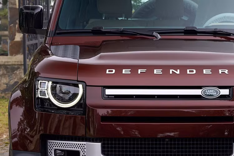 Ngoại trừ kích cỡ, thiết kế xe Land Rover Defender 130 không khác biệt nhiều so với biến thể Defender 90 và 110 ra mắt trước đó. Xe vẫn sở hữu kiểu dáng khối hộp vuông vức đặc trưng, tuy nhiên các chi tiết ngoại thất có tạo hình hiện đại, bắt mắt hơn thế hệ cũ.