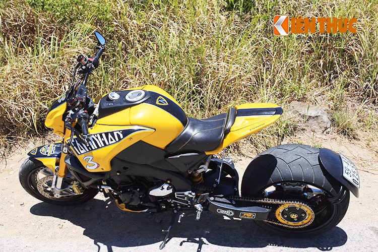 Chiếc naked-bike cỡ lớn của Suzuki được độ theo phong cách chiến binh với trục cơ sở kéo dài, bánh sau lớn. Nhưng quan trọng nhất chính là hàng loạt đồ chơi hàng hiệu có giá trị được chủ nhân đưa vào xe.
