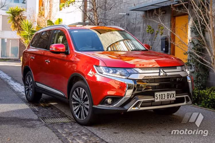 Outlander 2019 còn có một vô lăng tỷ lệ chuyển đổi nhanh làm tiêu chuẩn. Điều này cải thiện độ phản ứng và cảm giác đánh lái, trong khi các thanh giằng phía trước có đường kính lớn hơn và giảm sốc phía sau cải thiện tính kiểm soát thân xe và cảm giác ngồi lái. Một cấu trúc ràng buộc mới giúp cải thiện tính cứng rắn, và cụm ống xả và máy biến đổi xúc tác đã được nâng cấp để giảm tiếng ồn động cơ.