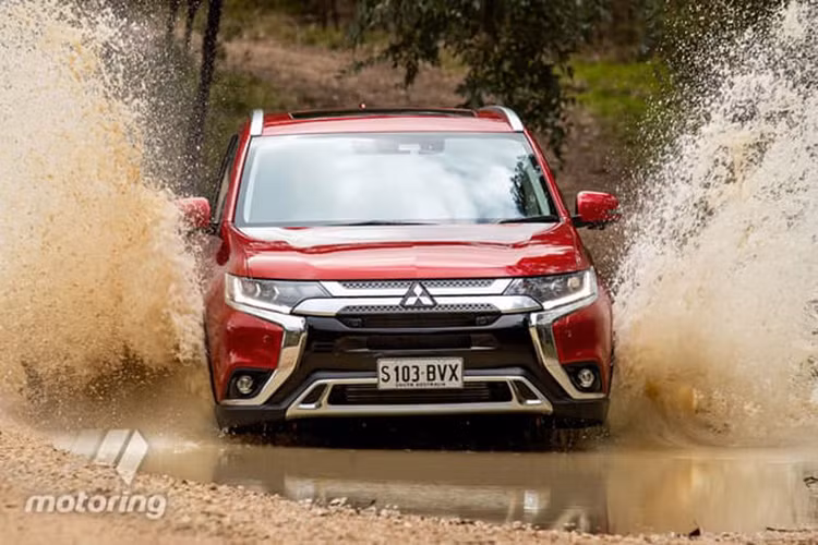 Tại thị trường Úc mức giá xe Mitsubishi Outlander 2019 là từ 21.700 USD (khoảng 505 triệu đồng) cho phiên bản tiêu chuẩn 5 chỗ ngồi 2.0 ES, cho tới 31.300 USD (khoảng 729 triệu đồng) cho phiên bản 7 chỗ ngồi Exceed 2.4 CVT và 33.900 USD (khoảng 789 triệu đồng) cho phiên bản cao cấp nhất Exceed 2.2 6AT.
