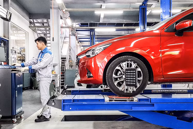 Có những bộ phận, phụ kiện xe ôtô mà chúng ta có thể ước lượng tuổi thọ trung bình như: bình ắc- quy (2-4 năm), bugi đánh lửa (3 – 5 năm),… Tuy nhiên, không phải bộ phận nào cũng có vòng đời cố định, nhất là các chi tiết ngoại thất trên xe khi phải chịu nhiều tác động từ môi trường đầy khói bụi và nắng nóng quanh năm như ở Việt Nam. Có những bộ phận, phụ kiện xe ôtô mà chúng ta có thể ước lượng tuổi thọ trung bình như: bình ắc- quy (2-4 năm), bugi đánh lửa (3 – 5 năm),… Tuy nhiên, không phải bộ phận nào cũng có vòng đời cố định, nhất là các chi tiết ngoại thất trên xe khi phải chịu nhiều tác động từ môi trường đầy khói bụi và nắng nóng quanh năm như ở Việt Nam.