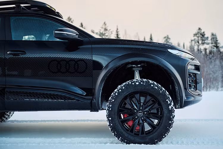 Bên cạnh thiết kế ấn tượng Q6 e-tron Off road còn sở hữu hệ thống treo cấu trúc cầu portal hoàn toàn mới, giúp tăng khoảng sáng gầm thêm 160 mm. Để tối ưu khả năng bám đường, bề ngang cơ sở của mẫu SUV cũng được mở rộng thêm 250 mm.