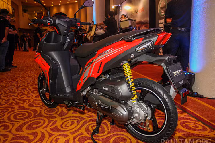 Về ngoại hình Benelli VZ125i sở hữu vóc dáng nhỏ gọn với trọng lượng khô chỉ ở mức 101 kg. Xe sở hữu vẻ ngoài rất hiện đại nhờ thiết kế tem xe cũng như các trang bị trên xe. Mặt nạ của xe được thiết kế vuốt về phía sau, chính giữa là ốp nhựa đen với logo của thương hiệu Benelli.
