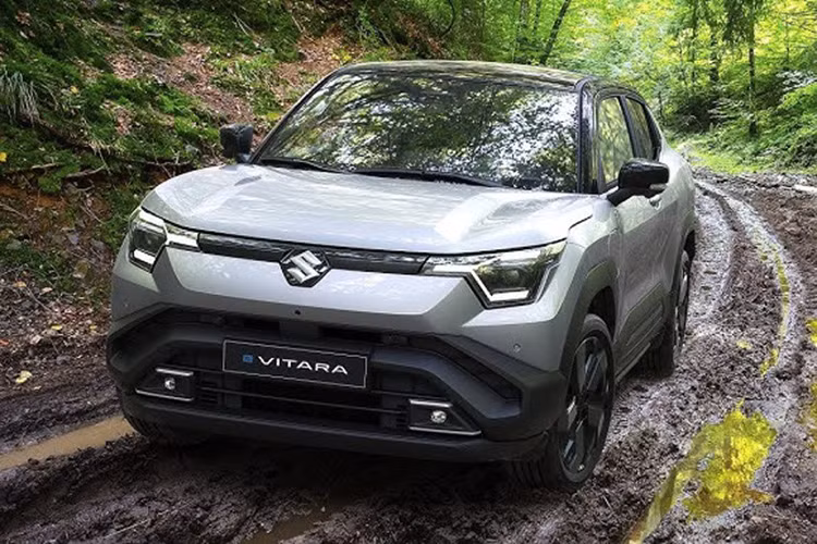  Suzuki Vitara thế hệ mới được cho là sẽ cập bến thị trường Việt Nam vào năm 2025, tuy nhiên thông tin này vẫn chưa được xác nhận chính thức. Trong khi đó, mẫu xe này sắp ra mắt phiên bản chạy điện tại Ấn Độ, dự kiến ngay trong nửa đầu năm 2025. Hiện tại, xe đã được trưng bày tại các đại lý.