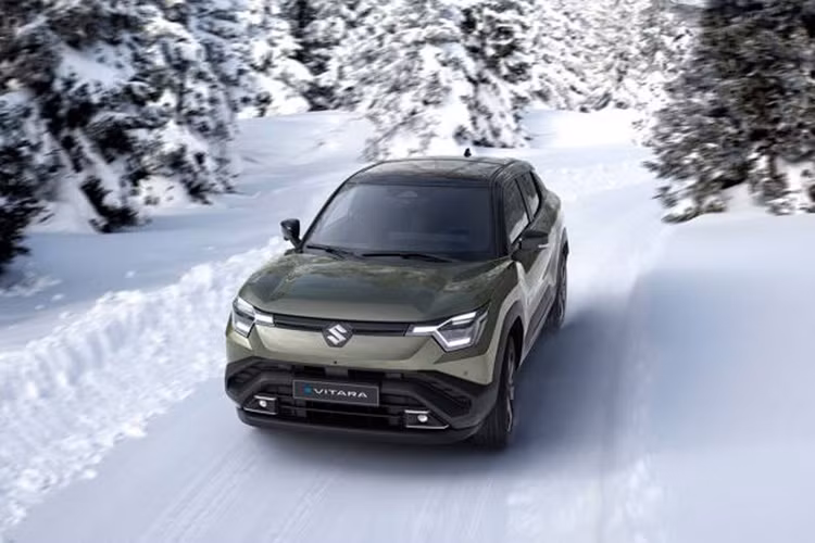 Khoảng sáng gầm của SUV điện Suzuki e Vitara 2025 là 180 mm, giúp phù hợp với các địa hình nhẹ, nhưng không lý tưởng cho những điều kiện quá khắc nghiệt. Ngoài ra, xe có thể di chuyển tốt trên cát nhờ mô-men xoắn tức thời – một lợi thế đặc trưng của xe điện. Tuy nhiên, Suzuki chưa công bố hiệu suất thực tế của phiên bản động cơ đơn trong điều kiện tương tự.