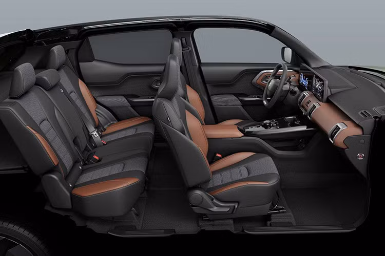 Khoang nội thất của e Vitara sở hữu nhiều trang bị hiện đại, bao gồm vô lăng hai chấu tích hợp phím chức năng, bảng đồng hồ kỹ thuật số 10,1 inch nối liền màn hình trung tâm 10,25 inch, hỗ trợ Apple CarPlay/Android Auto.