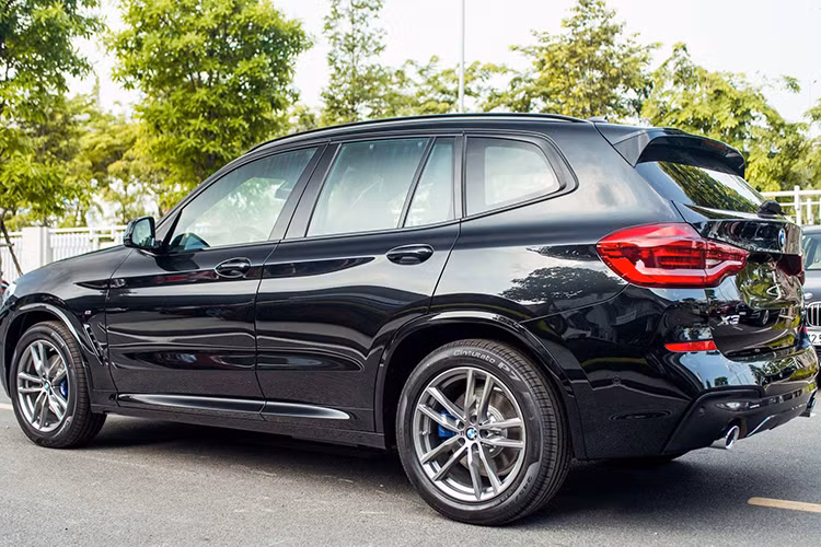 BMW chính hãng tại thị trường Việt thường được nhà phân phối ưu đãi giảm giá bán với mức giảm lên đến hàng trăm triệu đồng. Trước đó, mẫu SAV cỡ lớn BMW X7 từng gây xôn xao khi được giảm giá lên đến 1 tỷ đồng. Có thể thấy, xe BMW nhập khẩu thường có giá bán niêm yết cao trong phân khúc, đồng thời cũng thường được giảm mạnh nhất trong phân khúc sau thời gian bán ra.