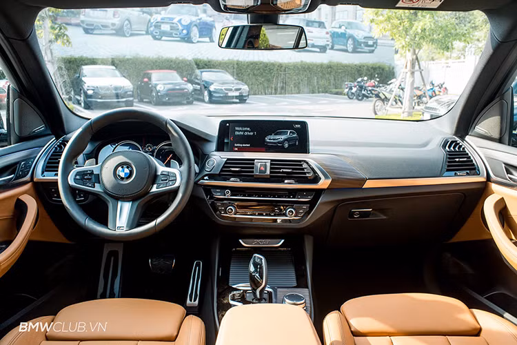 So với mẫu xe các đối thủ cùng phân khúc trên thị trường hiện nay, cabin của BMW X3 cho trải nghiệm cao cấp hơn nhờ các trang bị hiện đại đi cùng vật liệu nội thất sang trọng. Xe có khoang lái ốp gỗ Fineline Cove, viền crôm bóng bẩy và sử dụng da tối màu. Vô lăng 3 chấu được bọc da và tích hợp 2 lẫy chuyển số cỡ lớn sơn màu bạc. Ngoài ra, tay lái có thể tùy chỉnh 4 hướng để phù hợp với tư thế ngồi và sở thích của người lái.