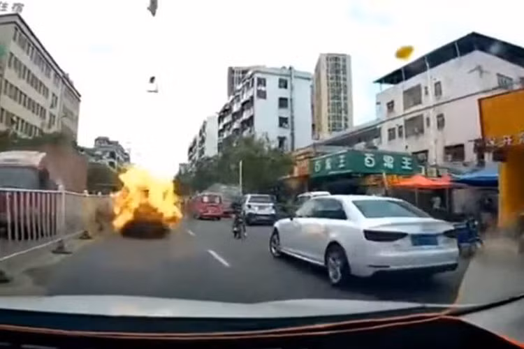 Toyota Camry phat no ngay tren pho dong, nguoi di duong ta hoa