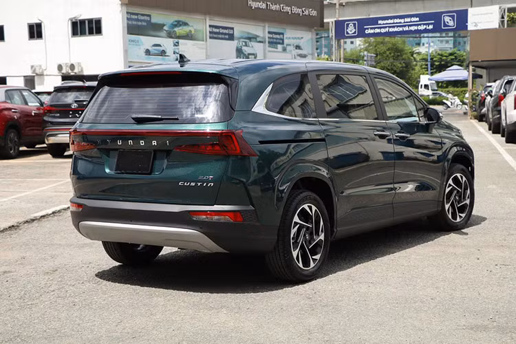 Trong khi đó, giá xe Hyundai Custin tại Việt Nam niêm yết chính hãng cụ thể như sau: Hyundai Custin 1.5T-GDi Tiêu chuẩn giá 820 triệu đồng; Hyundai Custin 1.5T-GDi Đặc biệt giá 915 triệu đồng; Hyundai Custin 2.0T-GDi Cao cấp giá 974 triệu đồng.