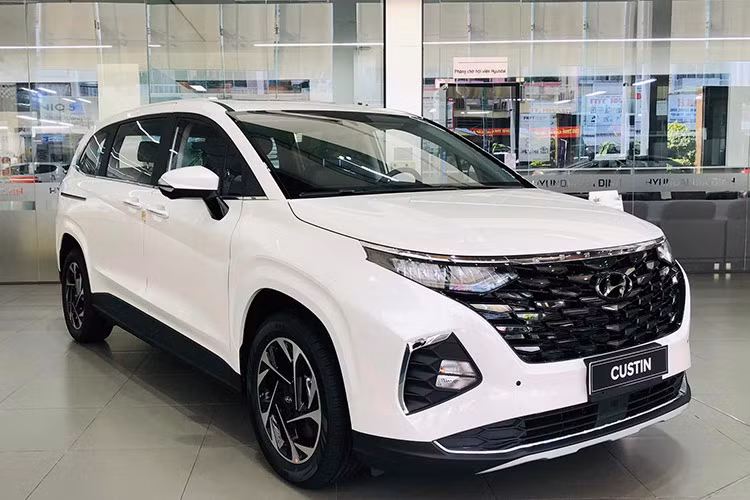 Tính năng an toàn cơ bản trên xe Custin gồm hỗ trợ phanh (ABS, EBD, BA), hỗ trợ khởi hành ngang dốc, cân bằng điện tử, chống trượt, cảnh báo điểm mù, cảm biến áp suất lốp, 6 túi khí, hỗ trợ giữ làn đường, camera 360 độ, ga tự động thích ứng, cảnh báo mất tập trung, đèn pha tự động,...