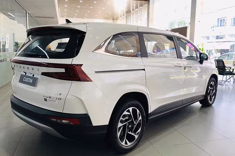 Tính năng an toàn là nhược điểm của Hyundai Custin khi thiếu nhiều trang bị so với các đối thủ như phòng tránh va chạm điểm mù BCA, phòng tránh va chạm khi lùi, cảnh báo người ngồi hàng sau, giữ làn, phòng tránh va chạm phía trước, cảnh báo người lái mất tập trung, đèn pha tự động thích ứng,...