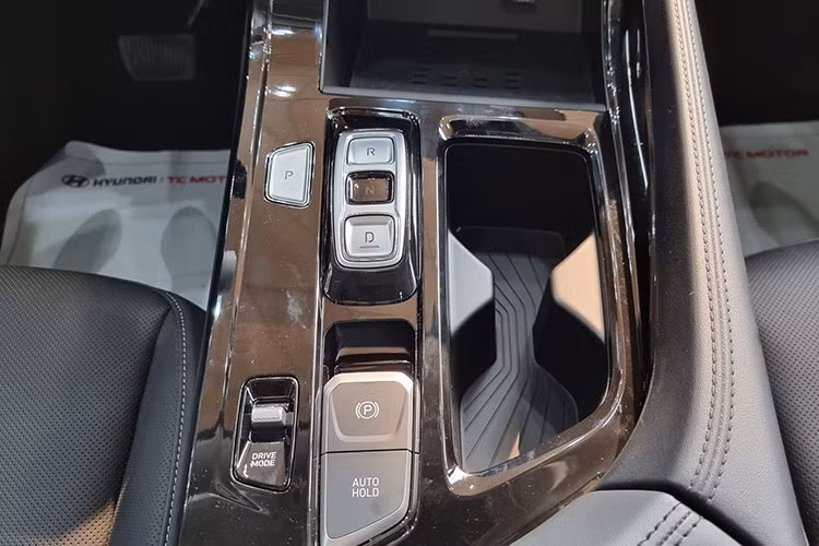 Vô lăng xe tích hợp lẫy số đi kèm màn hình LCD hiển thị thông tin phía sau, phanh đỗ điện tử, điều hòa tự động, đèn viền nội thất, đề nổ từ xa và 2 cửa sổ trời. Hàng ghế thứ được chế tạo 2 ghế độc lập kiểu hạng thương gia, hỗ trợ sạc không dây, bàn làm việc, để đồ. Xe không có ghế lái ghi nhớ vị trí, tính năng làm mát và sưởi hàng ghế trước.