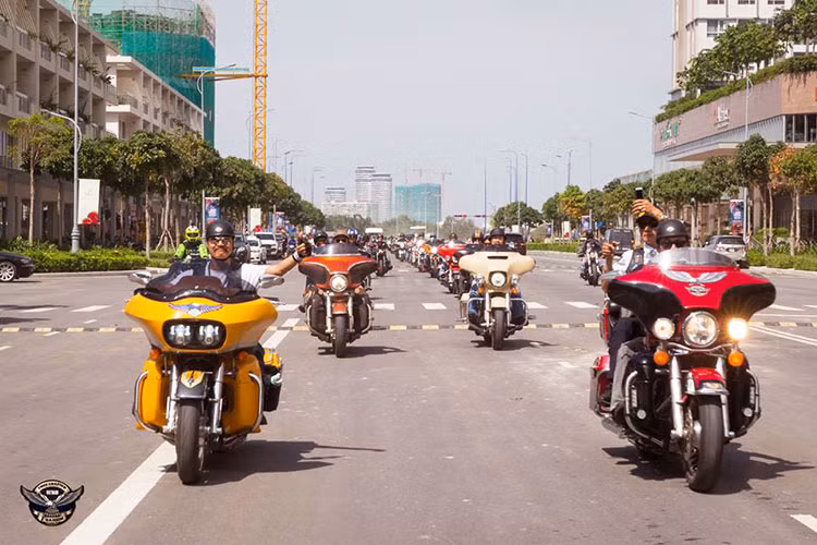 Trong số những bikers tham dự ngày sinh nhật lần thứ 3 của CLB Saigon Free Chapter vào ngày 17/12/2016 vừa qua, có tất cả những chủ xe môtô Harley-Davidson tự do đến từ các khắp các tỉnh thành khác trên cả nước. Đặc biệt nhất, chính là những người anh em Hà Nội Free Chapter đã cùng những chiến mã của mình vượt gần 2000km tới chung vui.