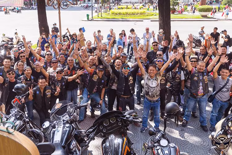 Trong mọi "cuộc chơi" của các tín đồ trong gia đình Free Chapter, họ không phụ thuộc đại lý của những hội viên H.O.G trên toàn thế giới, tôn trọng luật pháp địa phương cũng như quy định của H.O.G. Chúc mừng sinh nhật lần thứ 3 của Free Chapter Saigon, chúc mừng cho những đam mê cùng chiếc xe Harley-Davidson trên mọi cung đường gió bụi.