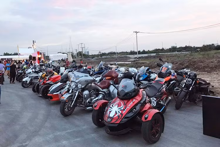 Bên cạnh đó, Clb Saigon Free Chapter còn thường xuyên tham gia tuyên truyền an toàn giao thông cùng với Công An tỉnh Bà Rịa, Vũng Tàu - đồng thời tổ chức các tour giao lưu với những chủ xe Harley-Davidson trong và ngoài nước như: Mỹ, Pháp, Ý, Áo, Úc, Thái lan, Lào, Campuchia…