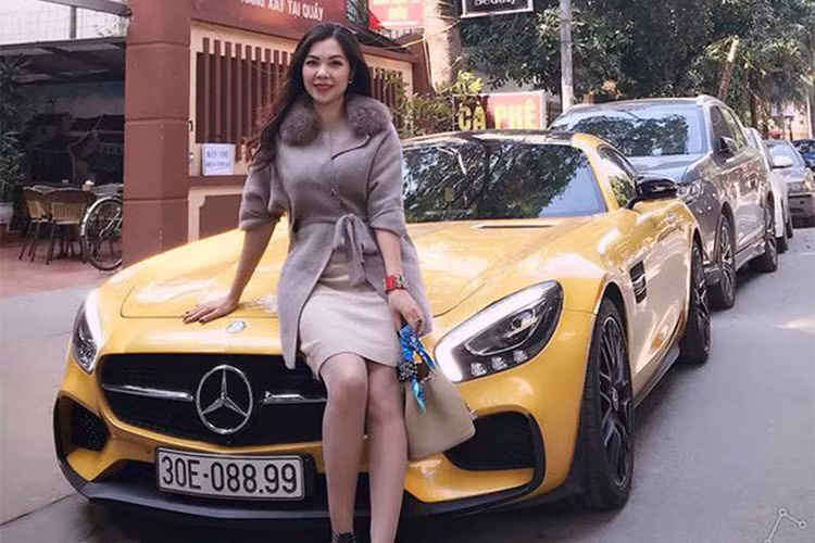 Mới đây, một công ty chuyên nhập khẩu siêu xe quận 5, TP HCM đã hoàn tất các thủ tục chốt giao dịch chiếc siêu xe Mercedes-AMG GT S Edition 1 màu vàng của một nữ doanh nhân Hải Phòng. Hiện siêu xe này đã được cho lên xe chuyên dụng và đang trên đường vận chuyển vào Nam.