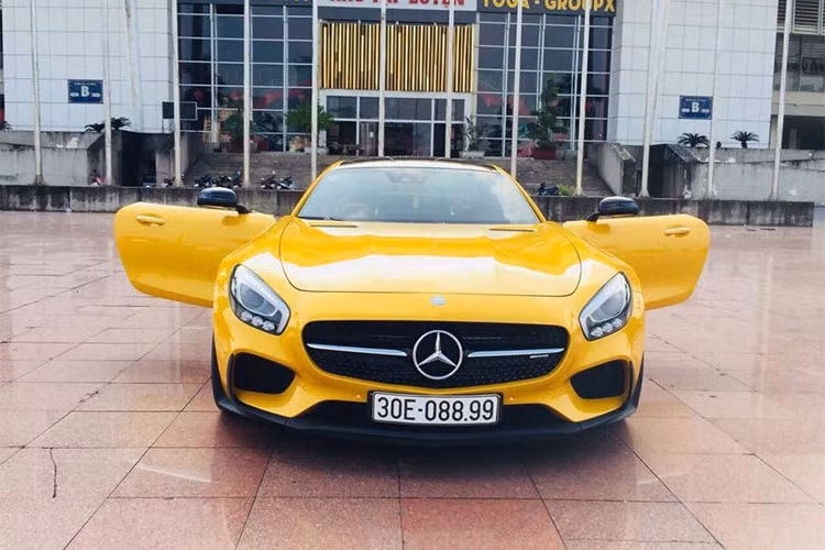 So với phiên bản tiêu chuẩn, Mercedes-AMG GT S Edition 1 được trang bị một số chi tiết bằng sợi carbon như trần xe, ốp 2 bên hông hốc gió trước, vỏ gương, ốp sườn và cản va sau... Ngoài ra, điểm khác biệt dễ nhận ra nhất giữa siêu xe Mercedes-AMG GT S Edition 1 với bản tiêu chuẩn chính là cánh gió đuôi cố định bằng sợi carbon.