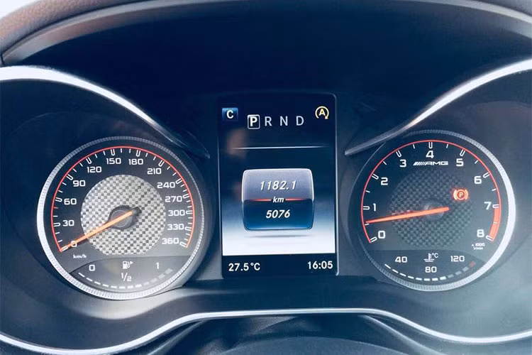 Xe được trang bị hệ thống âm thanh vòm Burmester® high-end 11 loa, công suất 1000 watt. Hệ thống điều hòa khí hậu tự động đa vùng. Trên màn hình trung tâm 8,4 inch có thể kết nối Bluetooth, các cổng kết nối đa phương tiện giúp kết nối thiết bị bên ngoài; trình duyệt Internet; chức năng điều khiển bằng giọng nói; touchpad điều khiển cảm ứng; hệ thống dẫn đường &amp; định vị vệ tinh toàn cầu GPS tích hợp bản đồ Việt Nam.