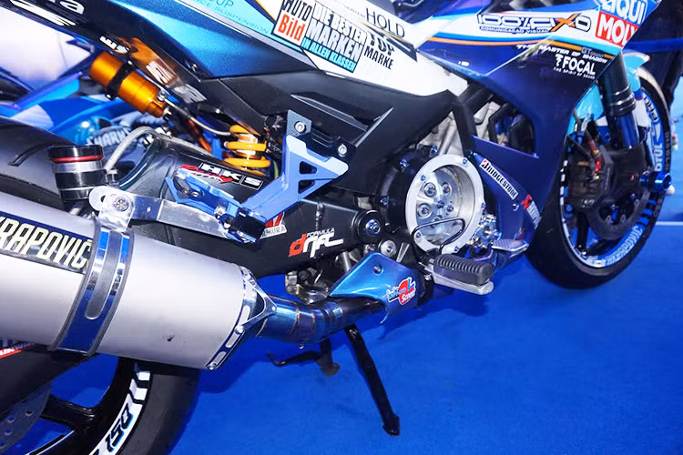 Sức mạnh động cơ của chiếc xe côn tay 150cc nhà Yamaha được chủ nhân tinh chỉnh nhẹ, đi kèm theo đó là bộ nồi 5 lò xo với lốc nồi trong suốt cùng ống pô Akrapovic titanium uy lực giúp tăng thêm mã lực cho xe cũng như cho âm thanh "pha làng, phá xóm".