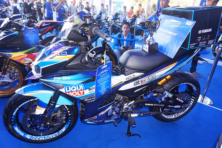 Kết thúc cuộc thi Y-Rider 2017, tay đua số 1 thế giới Valentino Rossi và tay lái trẻ Maverick Vinales trong màu áo đội đua Yamaha Factory Racing đã trao giải thưởng cho những chiếc xe Exciter độ đoạt giải. Được biết, đại Hội xe đẹp Exciter được Yamaha Việt Nam tổ chưc thường niên hàng năm, đây cũng là cơ hội để các tín đồ mê xe thoả sức sáng tạo những chiến mã độc nhất vô nhị cho làng xế độ Việt.