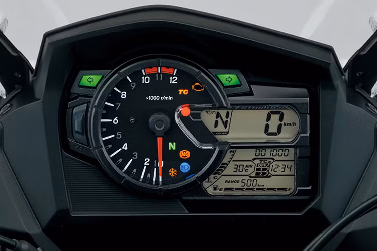 Mặt đồng hồ của Suzuki V-Strom 650 XT ABS phiên bản 2019 thiết kế thể thao kết hợp màn hình LCD với đầy đủ các thông số và chế độ lái...