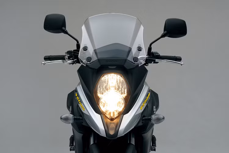Ngoài hai thay đổi nói trên, phiên bản 2019 của mẫu Adventure tầm trung V-Strom 650 XT không có thay đổi nào khác về thiết kế cũng như thông số kỹ thuật. Cụ thể, phần trước của xe được cấu thành từ một đèn pha lớn đặt dọc, ngay phía dưới là chắn bùn dạng "mỏ vịt" tương tự như một số dòng xe của châu Âu.