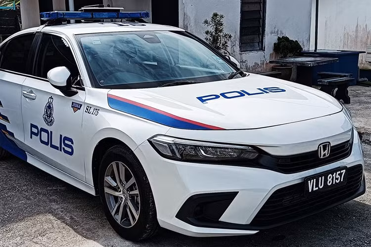 Honda Civic được phân phối tại Malaysia với 4 phiên bản 1.5L E, 1.5L V, 1.5L RS và e:HEV 2.0L RS, đi kèm mức giá dao động từ 27.600 USD đến 35.200 USD. Tại Việt Nam, Honda Civic phiên bản RS có mức giá bán từ 870 triệu đồng và phiên bản Type R có giá 2.399 tỷ đồng với số lượng hạn chế.