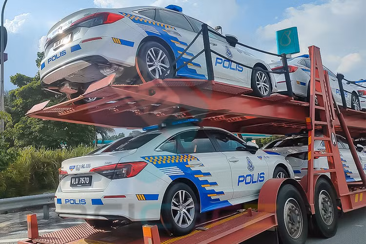 Không chỉ một, mà các kênh truyền thông của nước này đã ghi lại những hình nhiều xe chuyên dụng đang vận chuyển những chiếc Honda Civic có ngoại thất tương tự. Theo thông tin, hiện đã có 425 chiếc Honda Civic thuộc thế hệ tiền nhiệm đã được lực lượng cảnh sát sử dụng. 