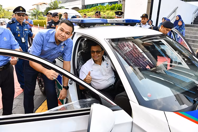 Ra mắt lần đầu tại Malaysia vào tháng 1/2022, Honda Civic thế hệ mới sở hữu kích thước 4.678 x 1.802 x 1.415 mm, trục cơ sở dài 2.733 mm. Thông số này giúp chiếc xe dài hơn 30 mm so với thế hệ Honda Civic FC trước đây.