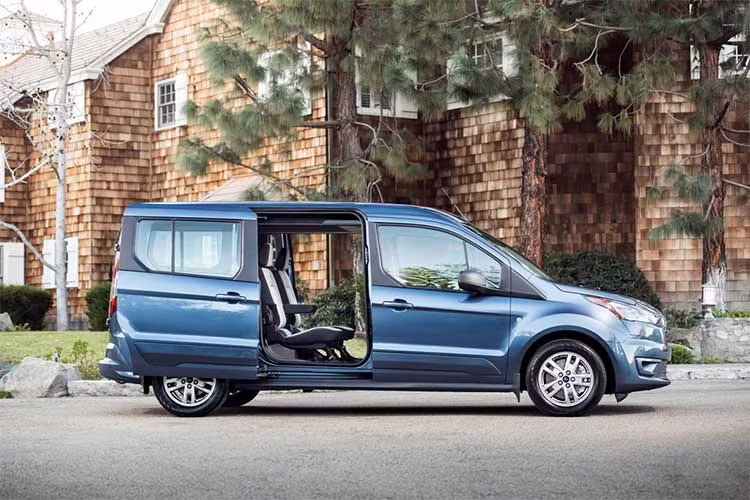 Với cửa dạng trượt và 3 hàng ghế cũng thiết kế gần gũi không thay đổi quá nhiều, Ford tiếp tục coi chiếc van nằm trong phân khúc "gần minivan" nhất và phù hợp với nhu cầu sử dụng của cả nhóm khách hàng ưa thích dòng van truyền thống lẫn nhóm khách hàng trẻ tuổi hơn. 