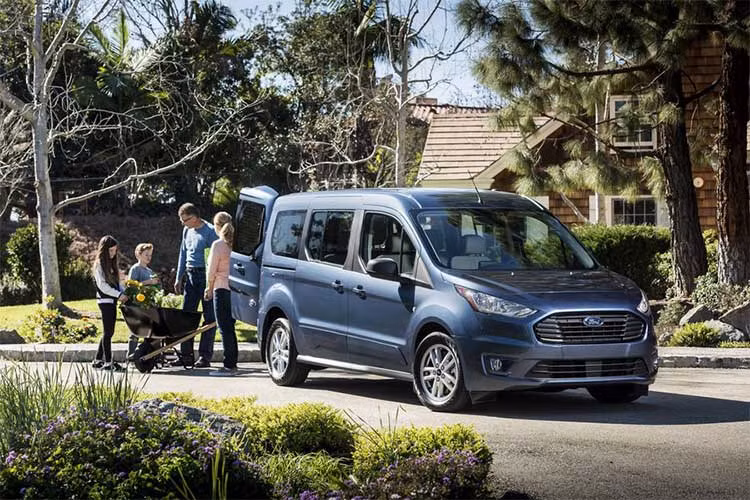 Hãng xe Ford của Mỹ chỉ cho biết rằng động cơ dầu diesel mới sẽ tiết kiệm nhiên liệu hơn với chỉ tiêu thụ 7,85 lít/100 km ở đường cao tốc. Sau khi giới thiệu tại triển lãm Chicago 2018, mẫu xe Ford Transit Connect Wagon mới sẽ chính thức có mặt trên toàn cầu vào quý III/2018.