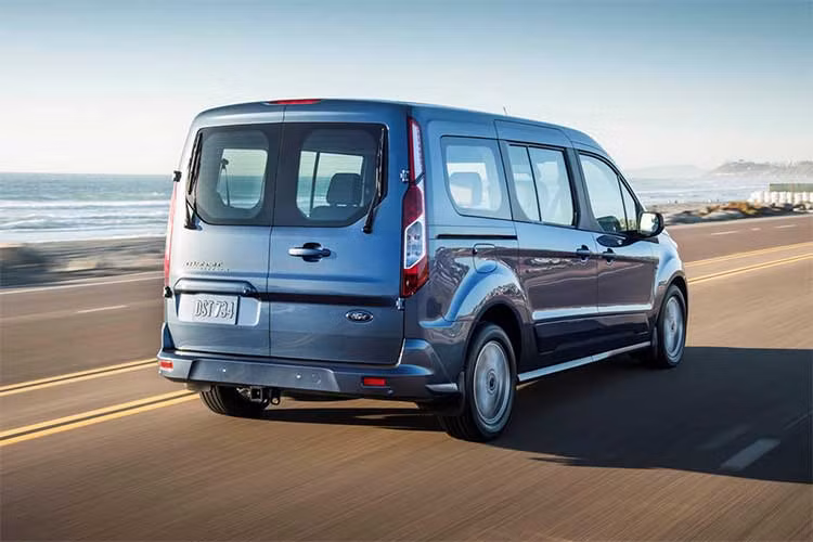 "Không quá lớn hay nhỏ, Transit Connect Wagon mới sở hữu kích thước vừa đủ", Giám đốc mảng Giao tiếp và Thương hiệu của mảng xe thương mại Ford chia sẻ. Đồng thời, việc có giá cả cạnh tranh hơn so với các đối thủ cùng phân khúc đang có mặt trên thị trường hiện nay.