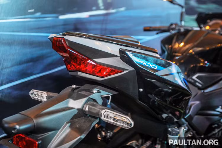 Đuôi xe có thiết kế vuốt cao, dèn phanh có thiết kế giống hệt đèn phanh của "anh cả" Kawasaki Z1000 với hình dạng 3 cạnh bắt mắt, trong khi đó đèn xinhan sau được tích hợp trên pát biển số kiêm chắn bùn.
