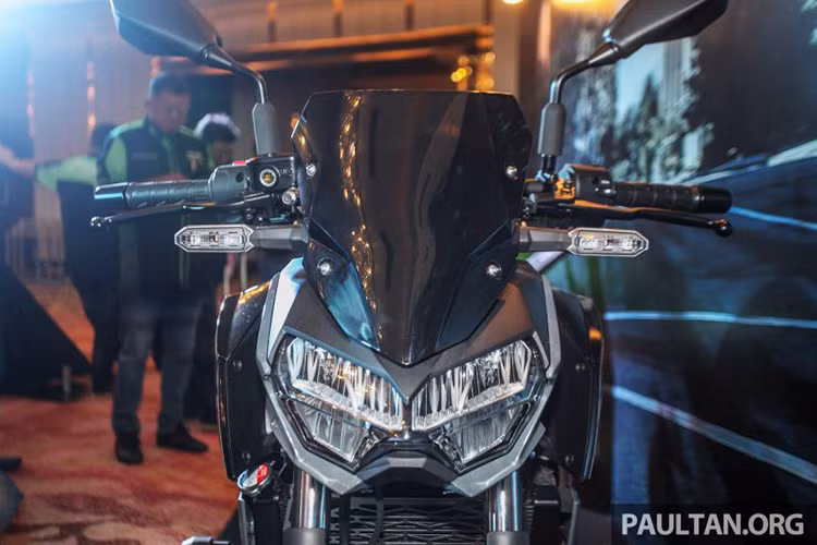 Bộ đôi Kawasaki Z250 và Z400 phiên bản mới tại thị trường Malaysia đều sử dụng chung hệ thống treo gồm cặp phuộc ống lồng kích thước 41mm ở trước và giảm xóc lò xo trụ đơn phía sau.