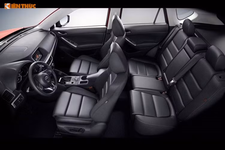 Các tính năng hỗ trợ an toàn trên Mazda CX-3 2016 bao gồm: Giám sát điểm mù (Blind Sport Monitoring), cảnh báo lùi (Rear Cross-Traffic Alert), hệ thống chiếu sáng cảm biến (Adaptive Front-lighting System), đèn LED ban ngày và màn hình hiển thị lên kính lái.