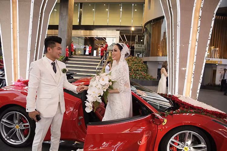 Trong giới nghệ sỹ đam mê "xế hộp" tại Việt Nam - ca sỹ Tuấn Hưng nằm trong top những ca sĩ hiếm hoi tậu siêu xe hàng khủng hiện nay. Ngoài chiếc Ferrari 488 GTB, Tuấn Hưng từng sở hữu hàng loạt chiếc xe đắt tiền khác như BMW X6, Range Rover Evoque, Mercedes-Benz S400, Mercedes-Benz C300 AMG hay Mercedes-Benz C200 độ...