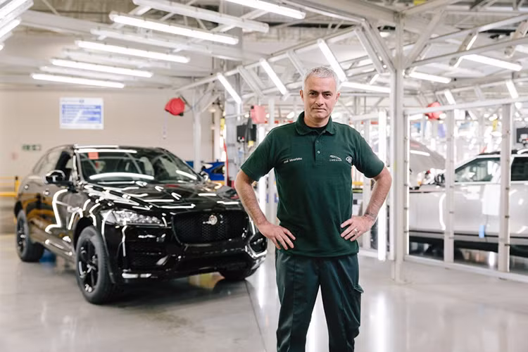 Huấn luyện viên Jose Mourinho của đội tuyển Manchester United đã tới thăm nhà máy của Jaguar Land Rover để cùng ngắm chiếc xe ôtô Jaguar F-Pace thứ 100.000 được xuất xưởng. Sau khi bàn bạc với đội ngũ thiết kế, nhà máy của Jaguar Land Rover đã tặng "Người Đặc Biệt" Mourinho bộ quần áo mang thương hiệu ôtô Jaguar có thêu tên ông.