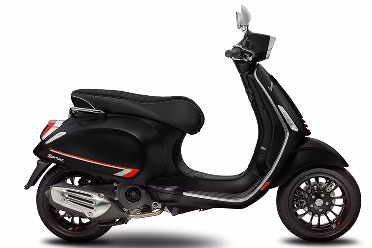 Động cơ iGet 150 cc của Vespa Sprint S 2020 có công suất tối đa 12,3 mã lực tại 7.900 vòng/phút cùng mô-men xoắn cực đại 12,2 Nm tại 6.500 vòng/phút. Vespa cho biết hệ thống phun xăng điện tử được cải tiến kết hợp cùng bộ ECU có cảm biến khí áp giúp tối ưu hiệu quả vận hành. 