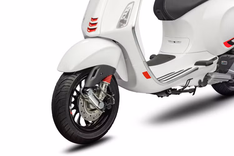 Các thông số của mẫu xe ga Vespa Sprint S 150 mới sẽ gồm có chiều dài 1.863 mm, chiều rộng 695 mm chiều dài cơ sở 1.334 mm và chiều cao yên 790 mm. Ngoài ra, bình xăng có dung tích 7 lít.