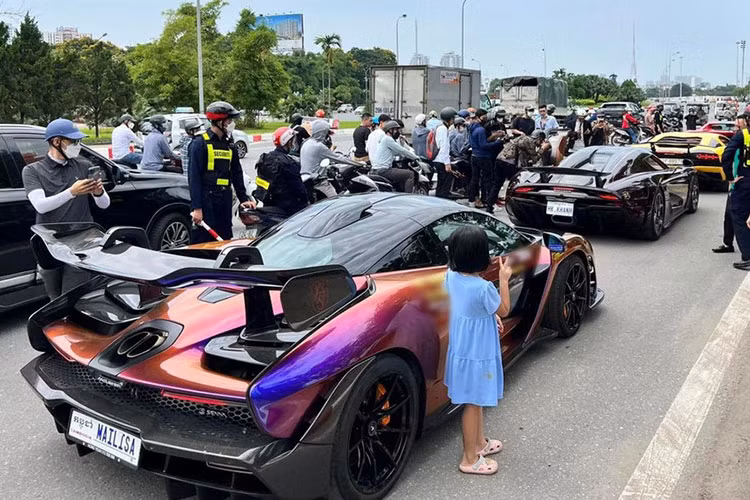 Trong khi đó, McLaren Senna có giá lăn bánh khoảng 50 tỷ đồng. Điểm ấn tượng nhất của siêu phẩm này chính là màu sơn ngoại thất Cerberus Pearl, được tạo nên bởi các sắc độ xanh - tím - vàng - cam, có thể thay đổi sắc độ theo góc nhìn. Trên thế giới, chỉ có 3 chiếc Senna (trong tổng số 500 chiếc) được hoàn thiện trong màu sơn trị giá hơn 28.000 USD.